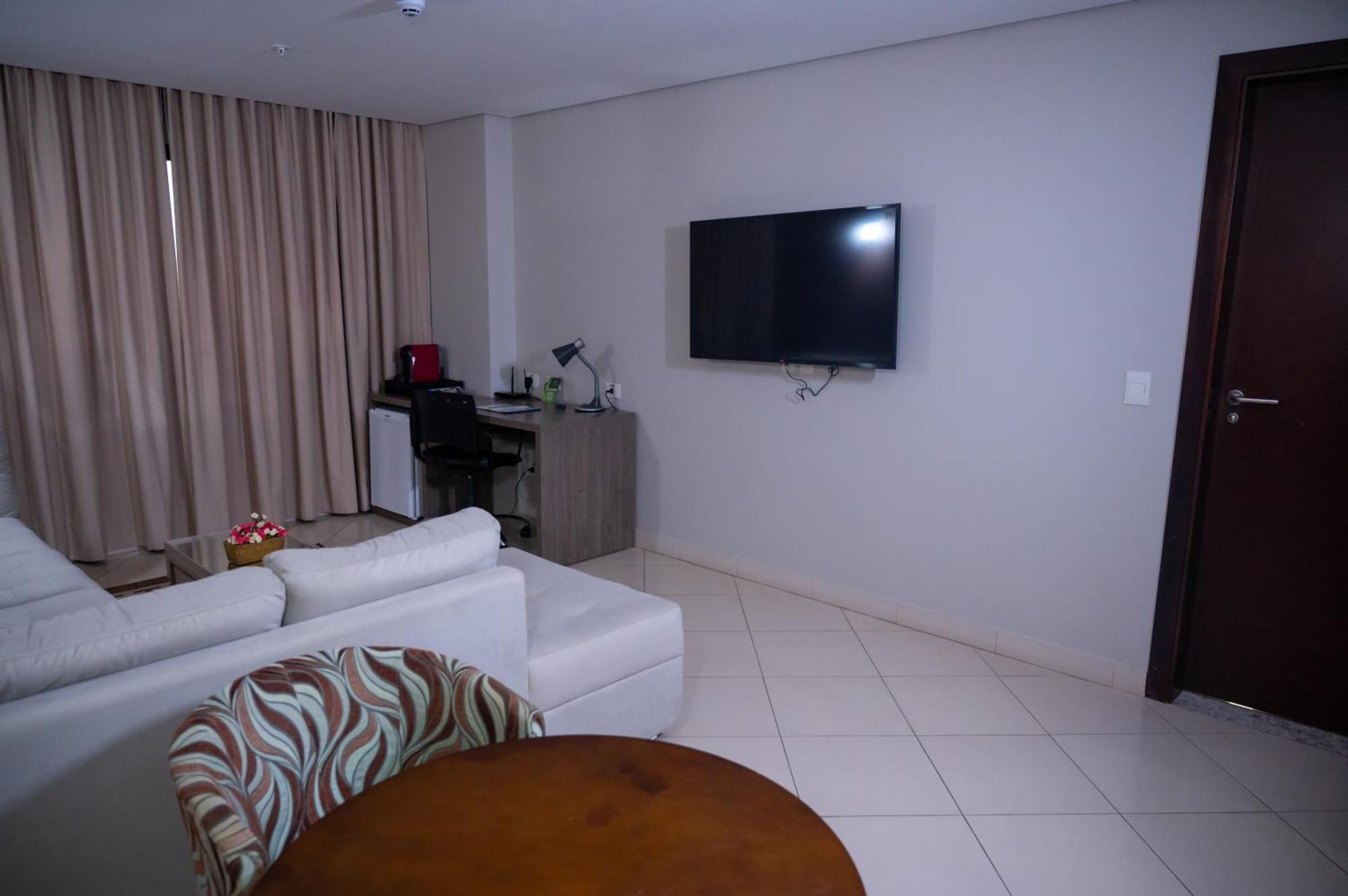 Hotel Inter Cuiaba Kültér fotó A living room with a television set