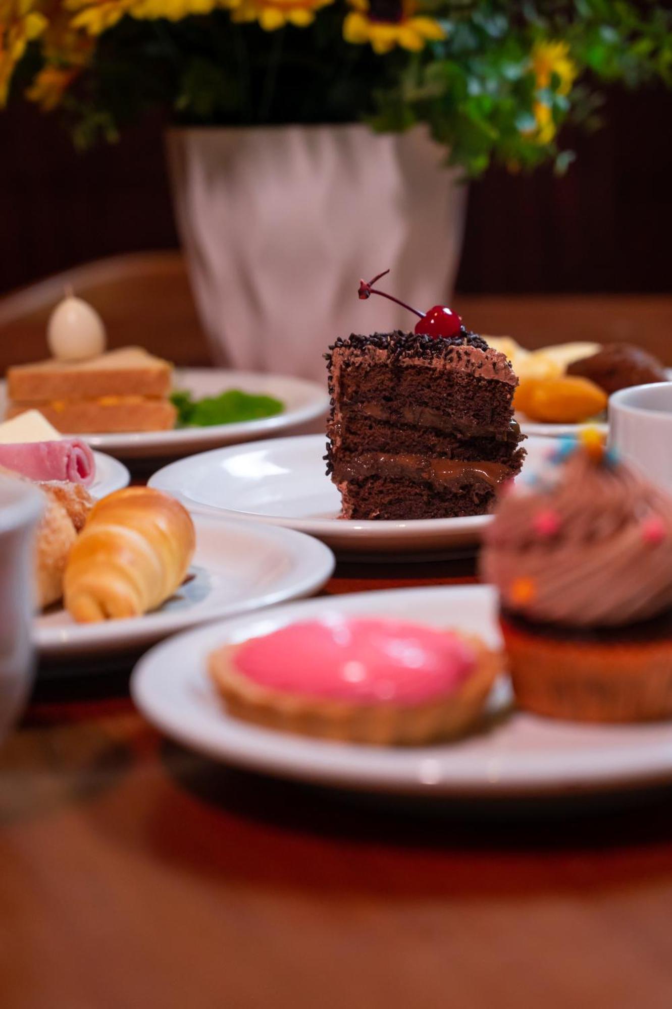Hotel Inter Cuiaba Kültér fotó A selection of cakes