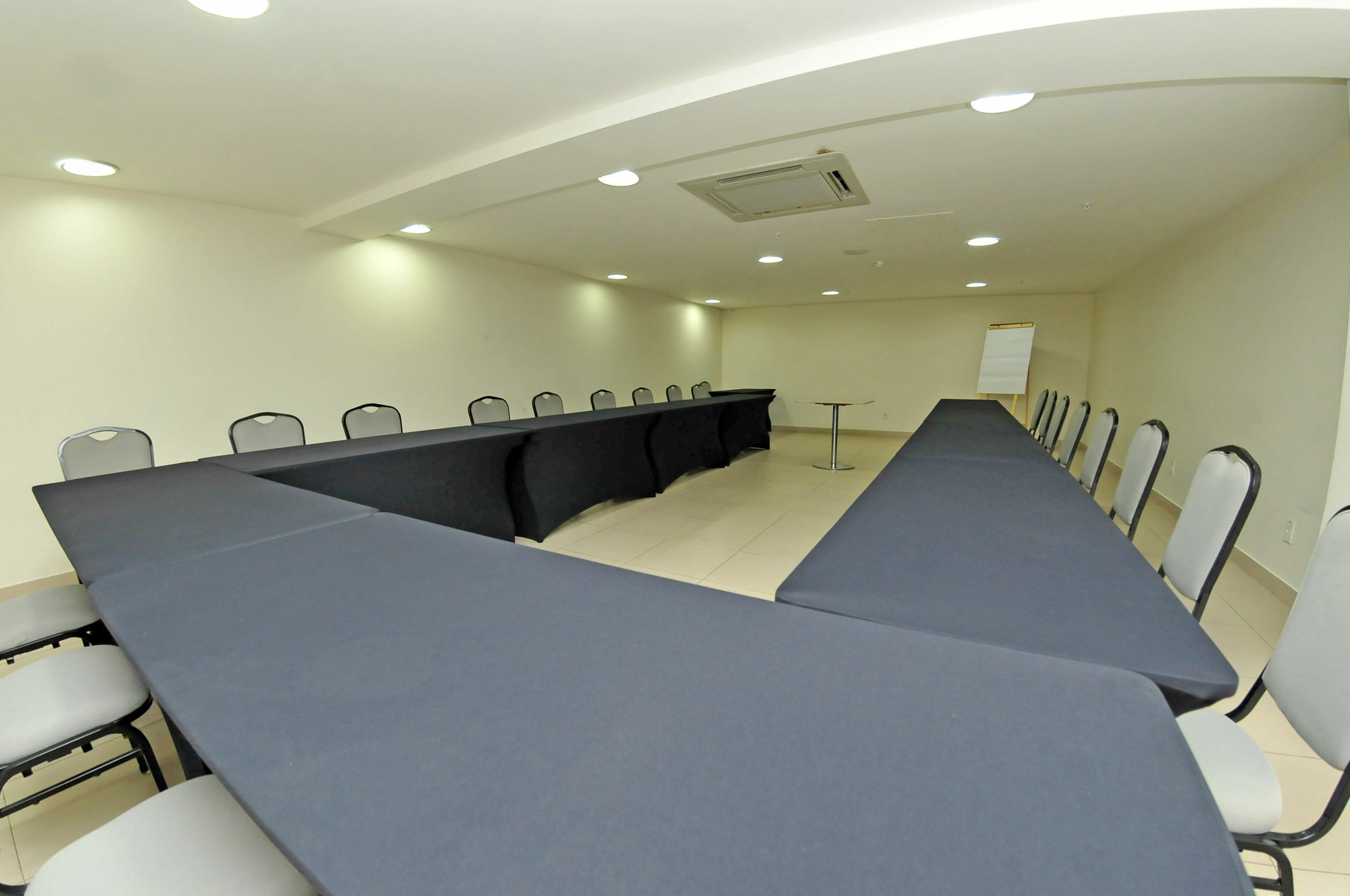 Hotel Inter Cuiaba Kültér fotó A meeting room