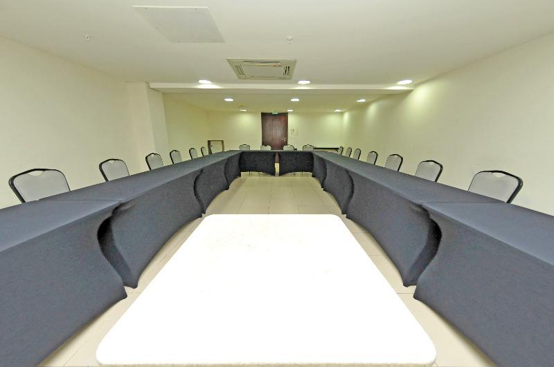 Hotel Inter Cuiaba Kültér fotó A meeting room